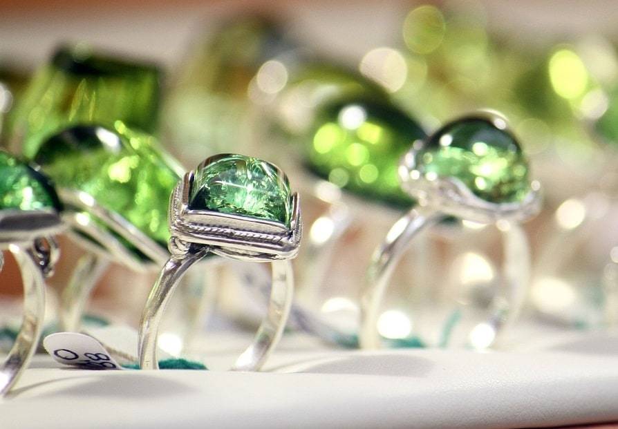 Choisir des boucles d'oreilles selon votre coiffure